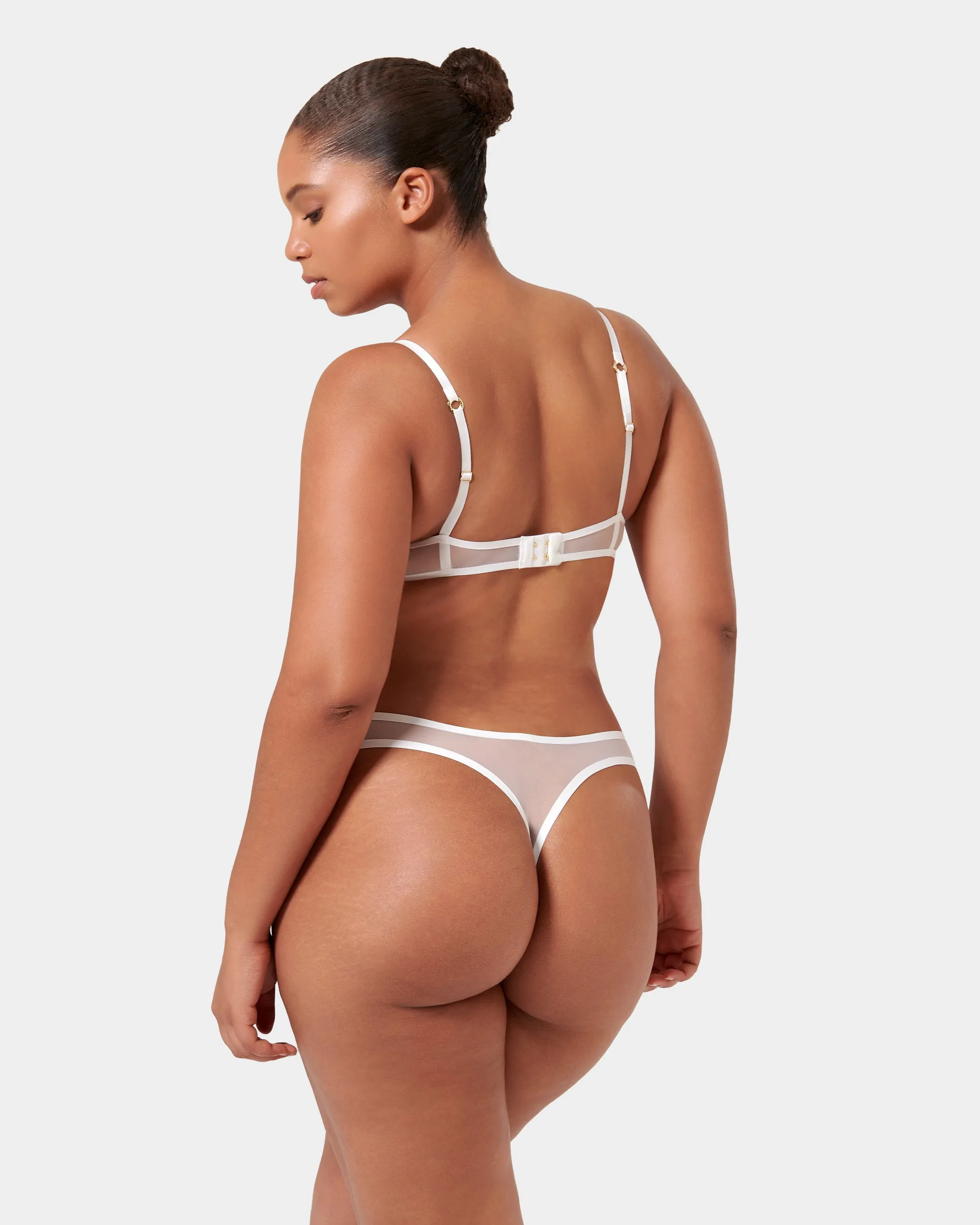 Set: Naomi White