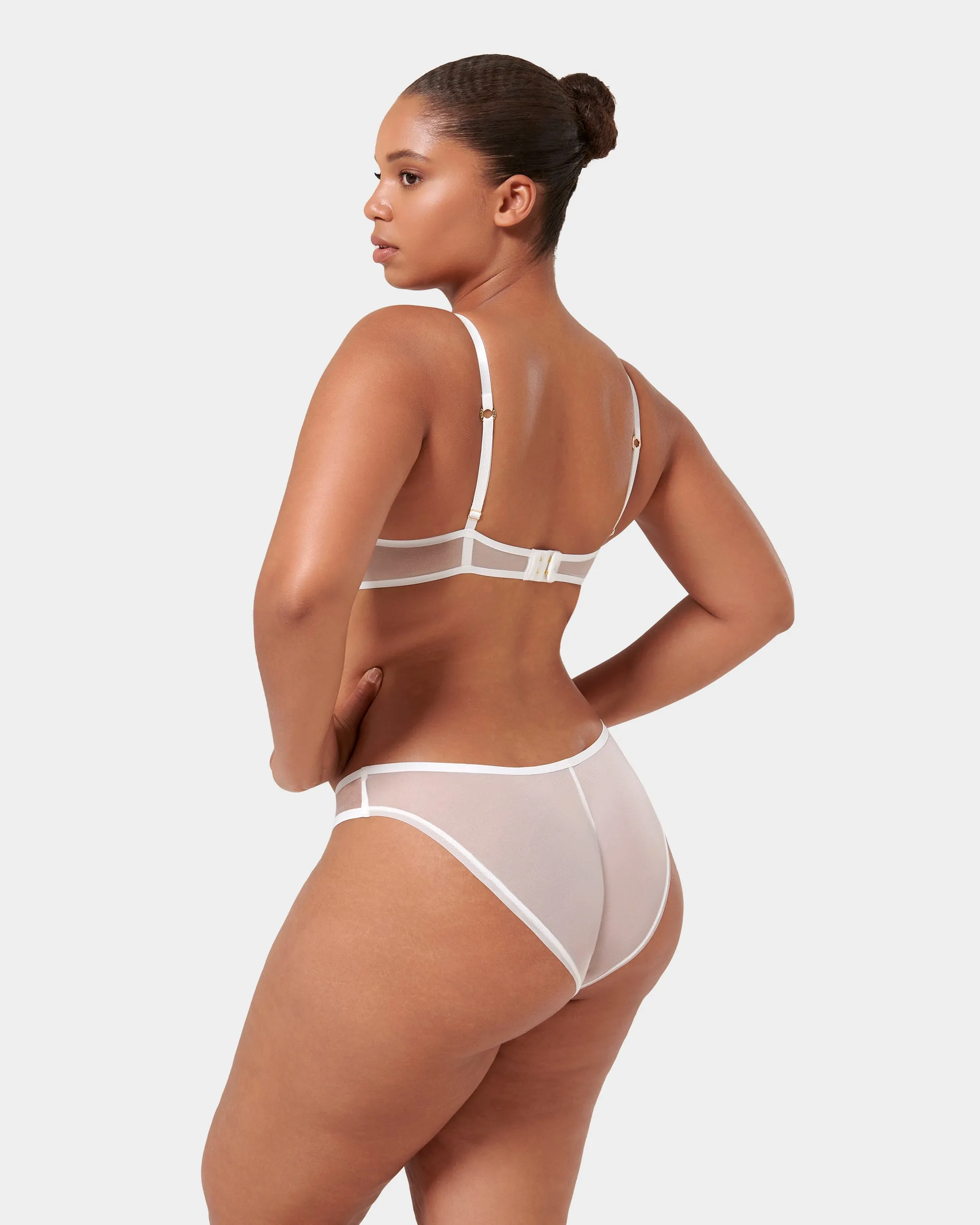 Set: Naomi White